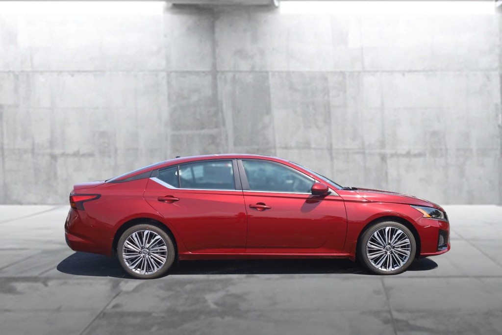 Nissan Altima Vehicle Image 05