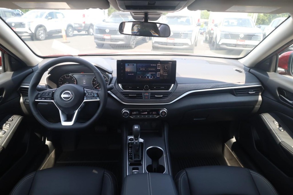 Nissan Altima Vehicle Image 07