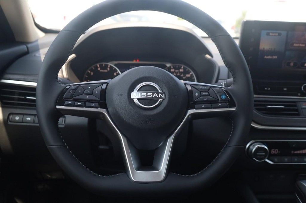 Nissan Altima Vehicle Image 08