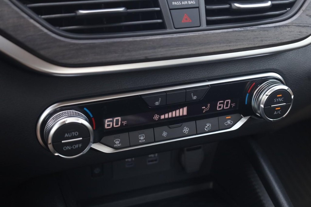 Nissan Altima Vehicle Image 16