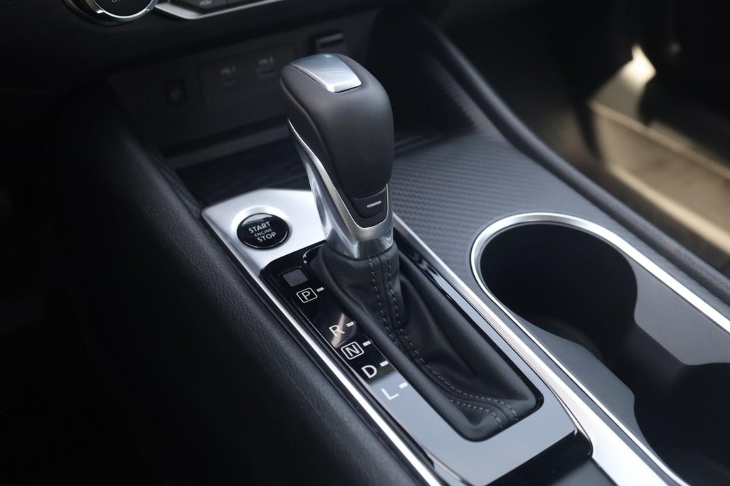 Nissan Altima Vehicle Image 18