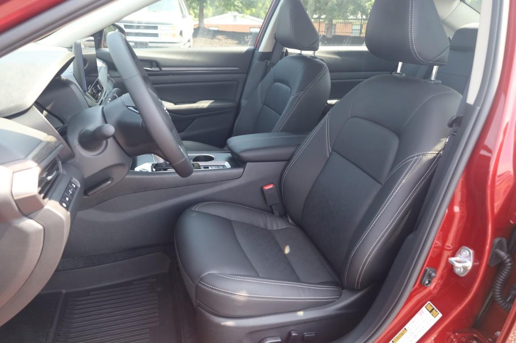 Nissan Altima Vehicle Image 19
