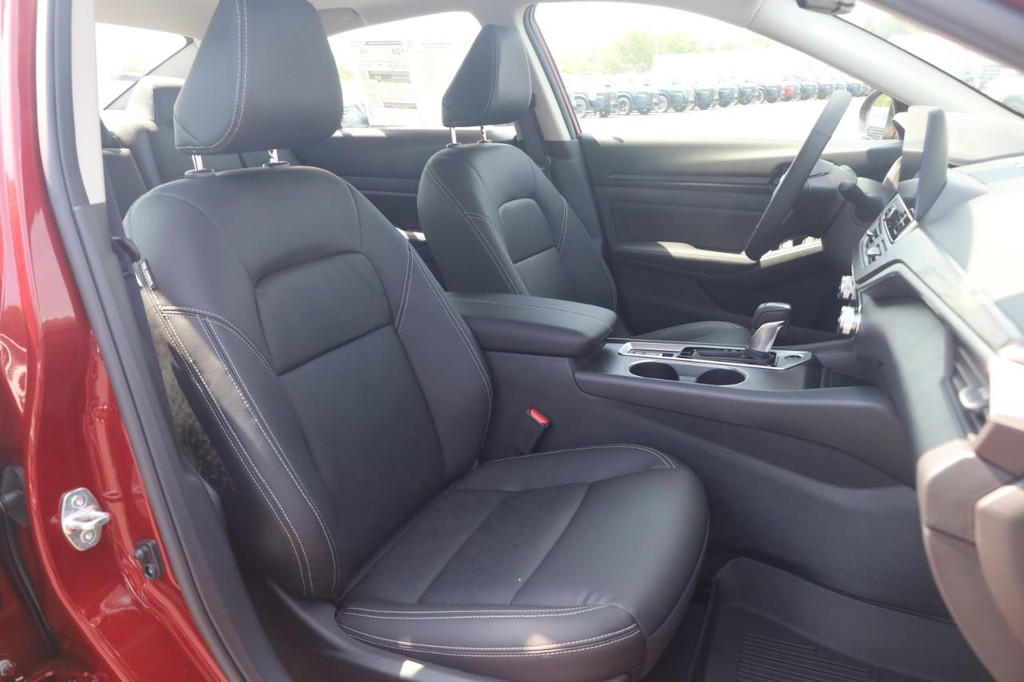 Nissan Altima Vehicle Image 20