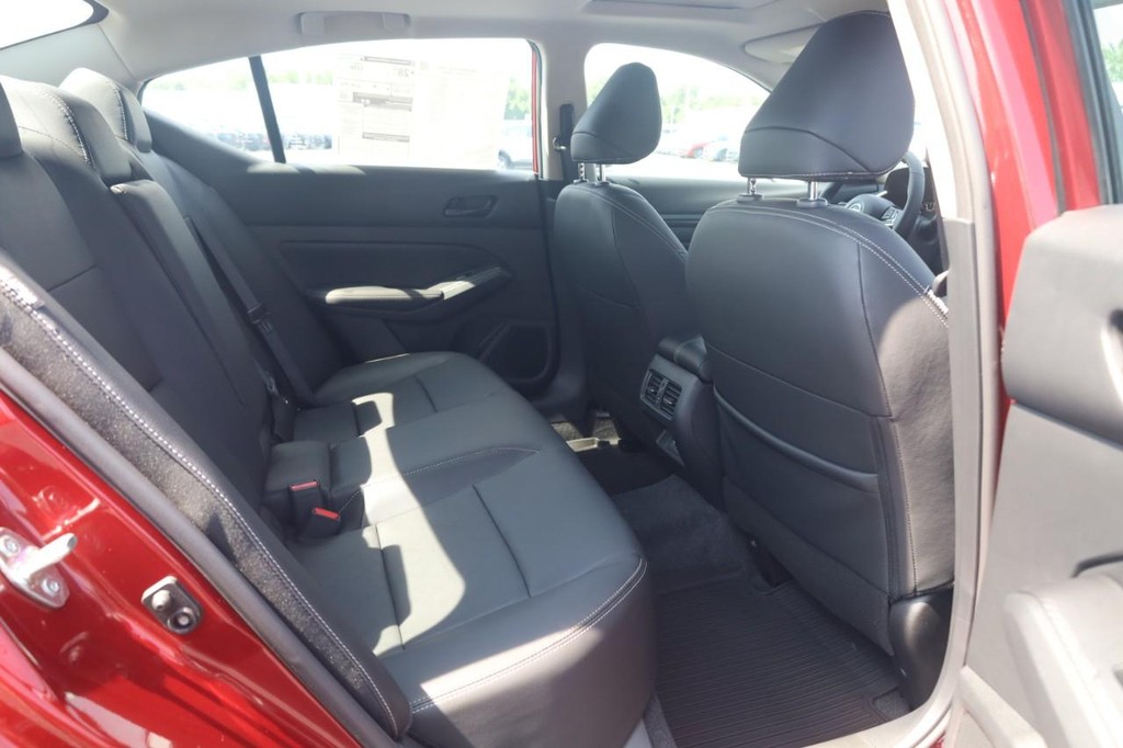 Nissan Altima Vehicle Image 21
