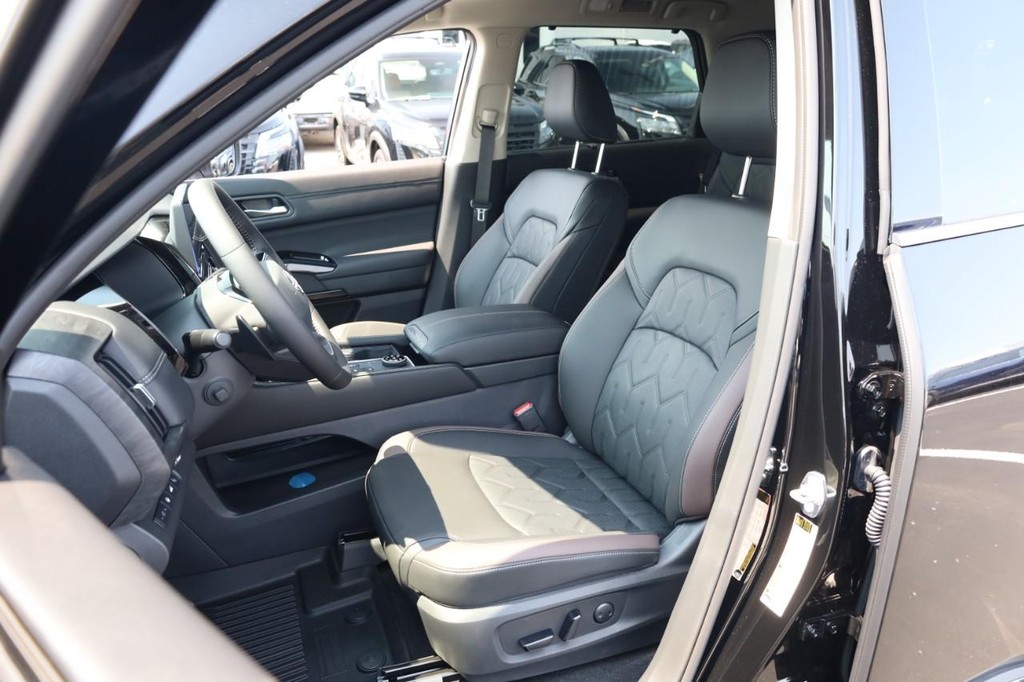 Nissan Pathfinder Vehicle Image 10