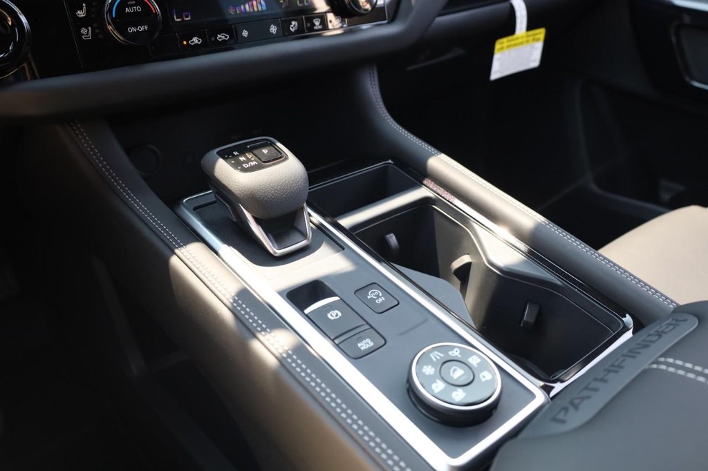 Nissan Pathfinder Vehicle Image 17