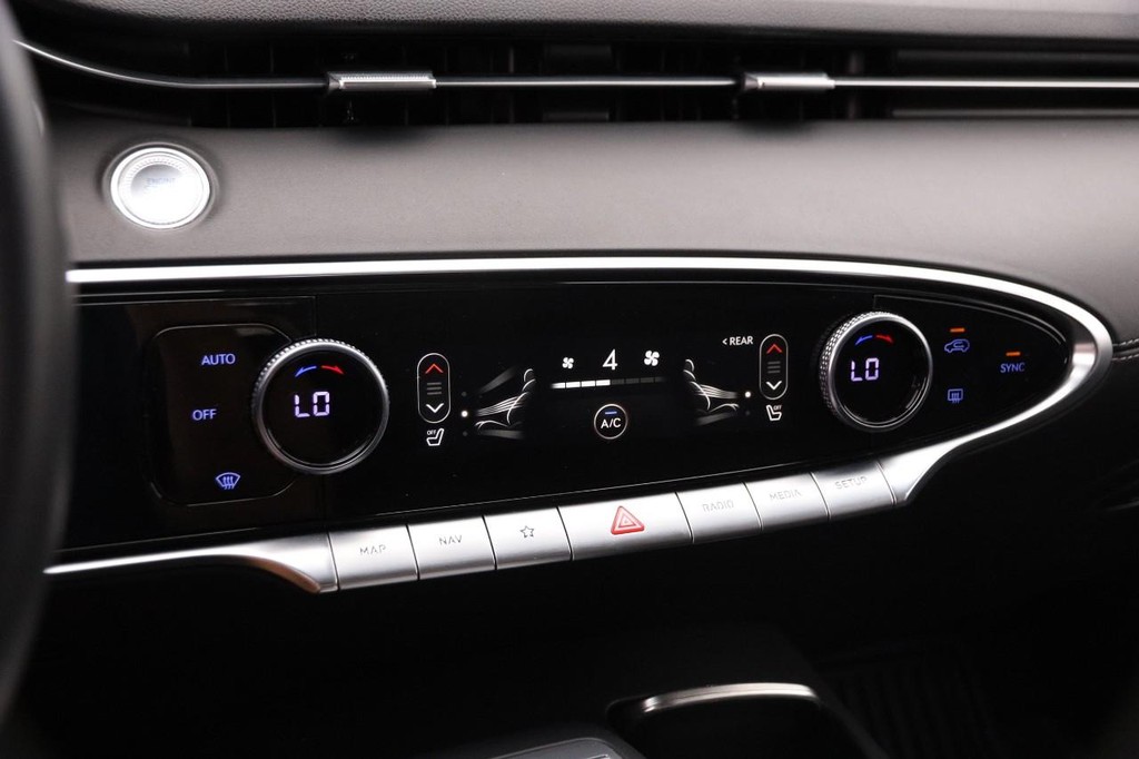 Genesis GV70 Vehicle Image 18