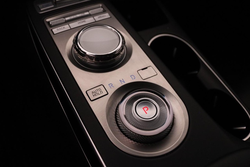 Genesis GV70 Vehicle Image 20