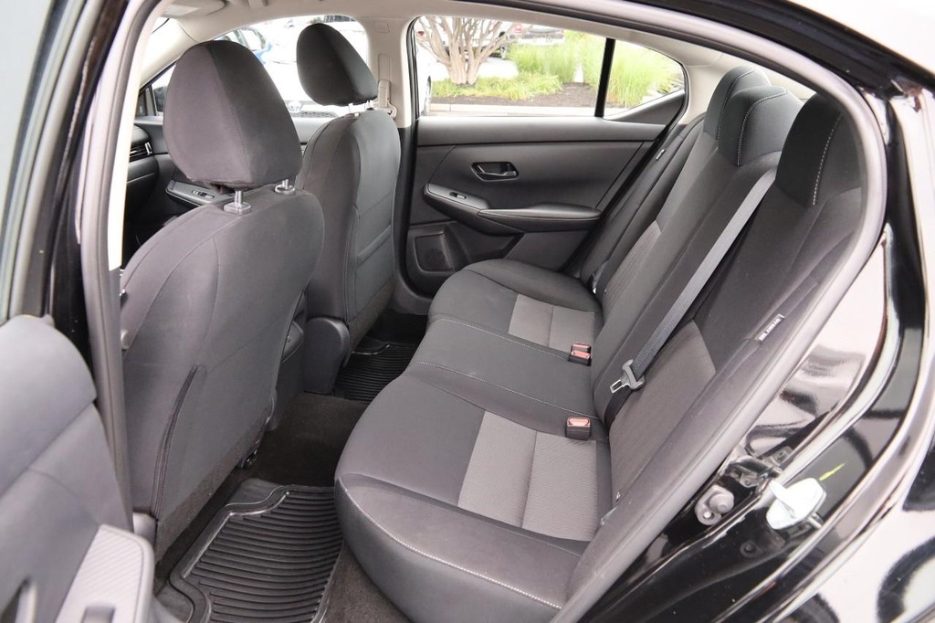 Nissan Sentra Vehicle Image 09
