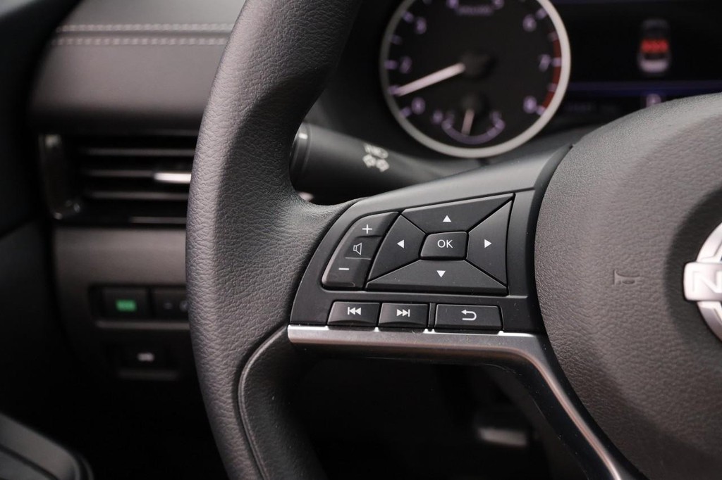 Nissan Sentra Vehicle Image 11