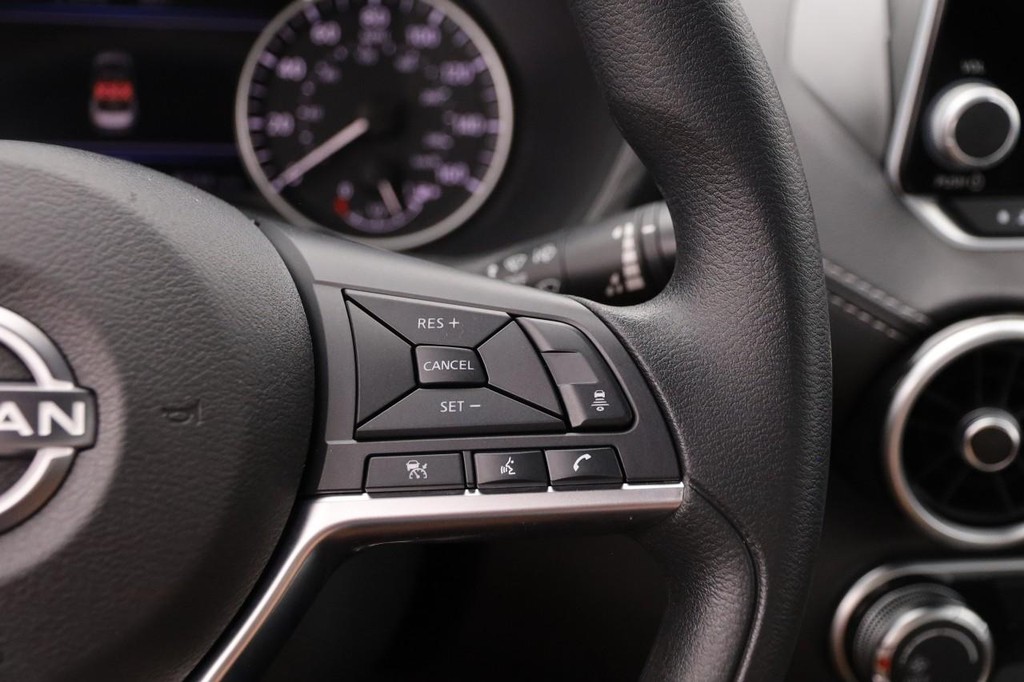 Nissan Sentra Vehicle Image 12