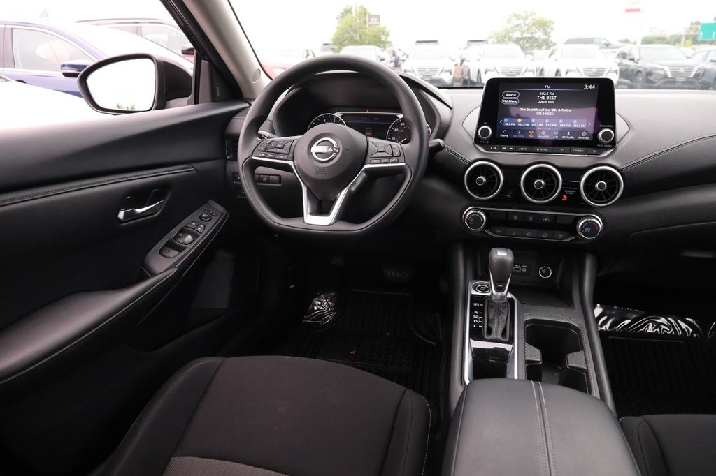 Nissan Sentra Vehicle Image 22