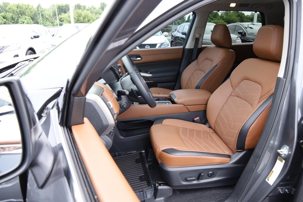Nissan Pathfinder Vehicle Image 10