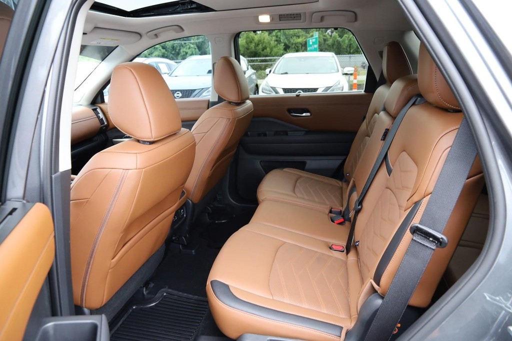 Nissan Pathfinder Vehicle Image 11