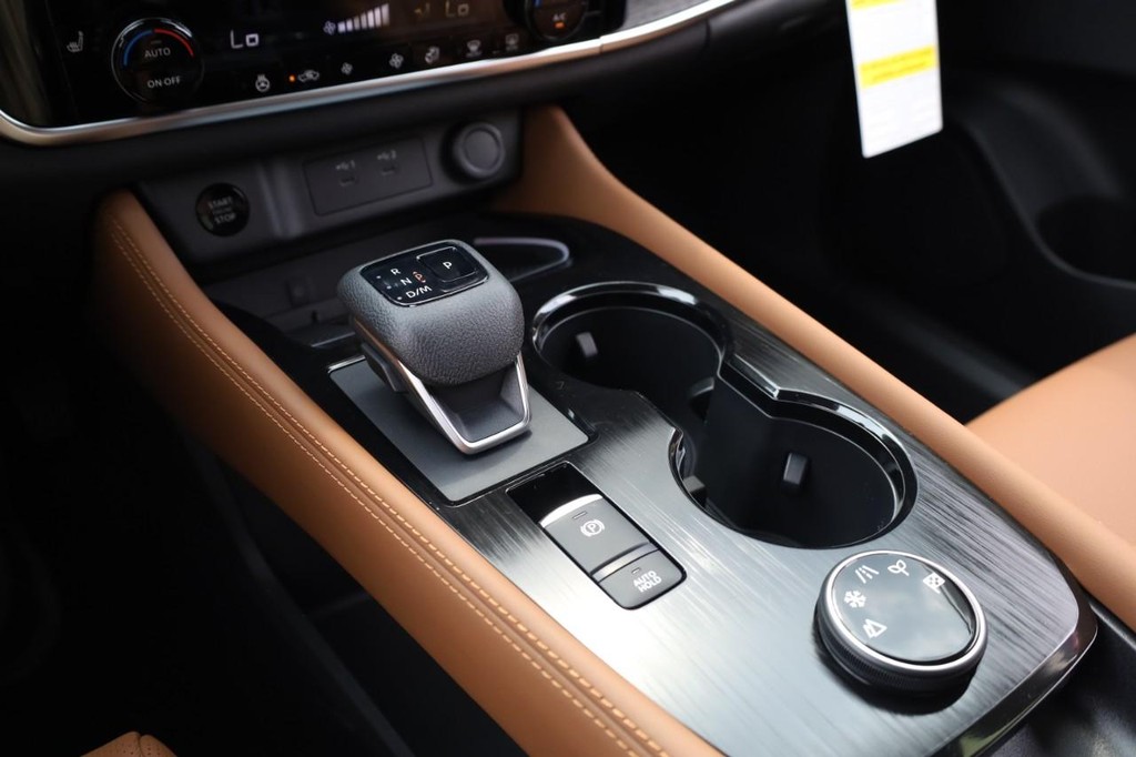 Nissan Rogue Vehicle Image 15