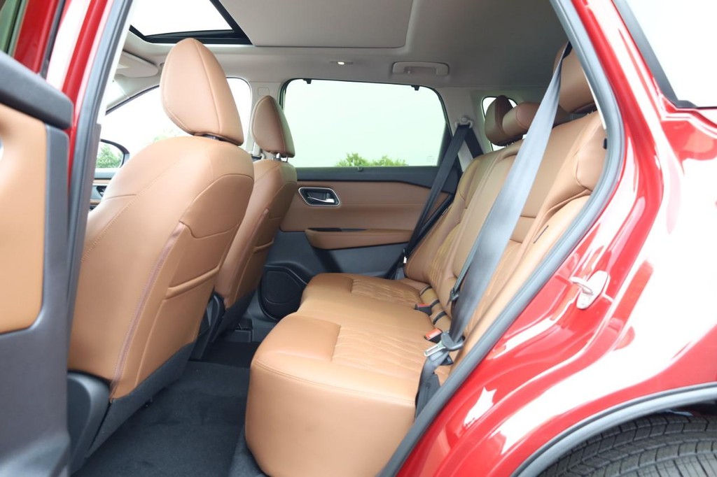 Nissan Rogue Vehicle Image 21