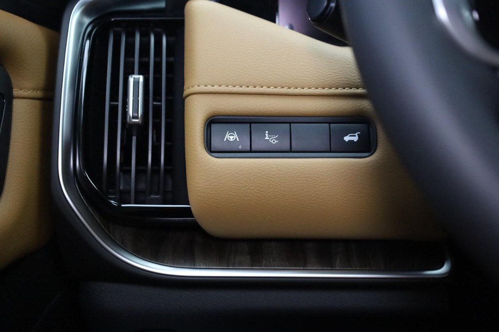 Nissan Armada Vehicle Image 18