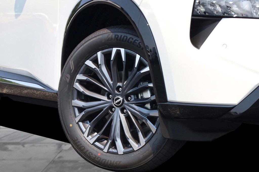 Nissan Rogue Vehicle Full-screen Gallery Image 3