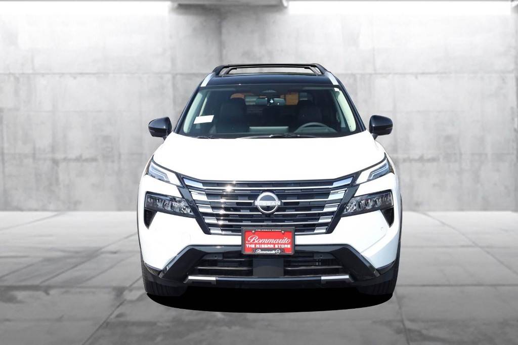 Nissan Rogue Vehicle Full-screen Gallery Image 4
