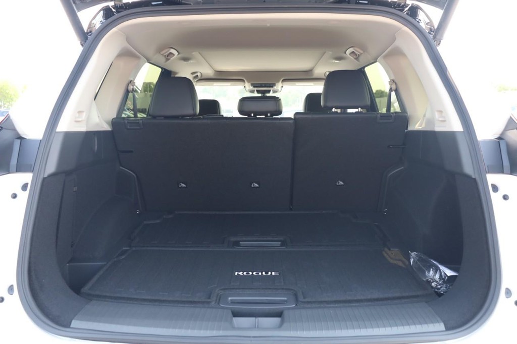 Nissan Rogue Vehicle Full-screen Gallery Image 7