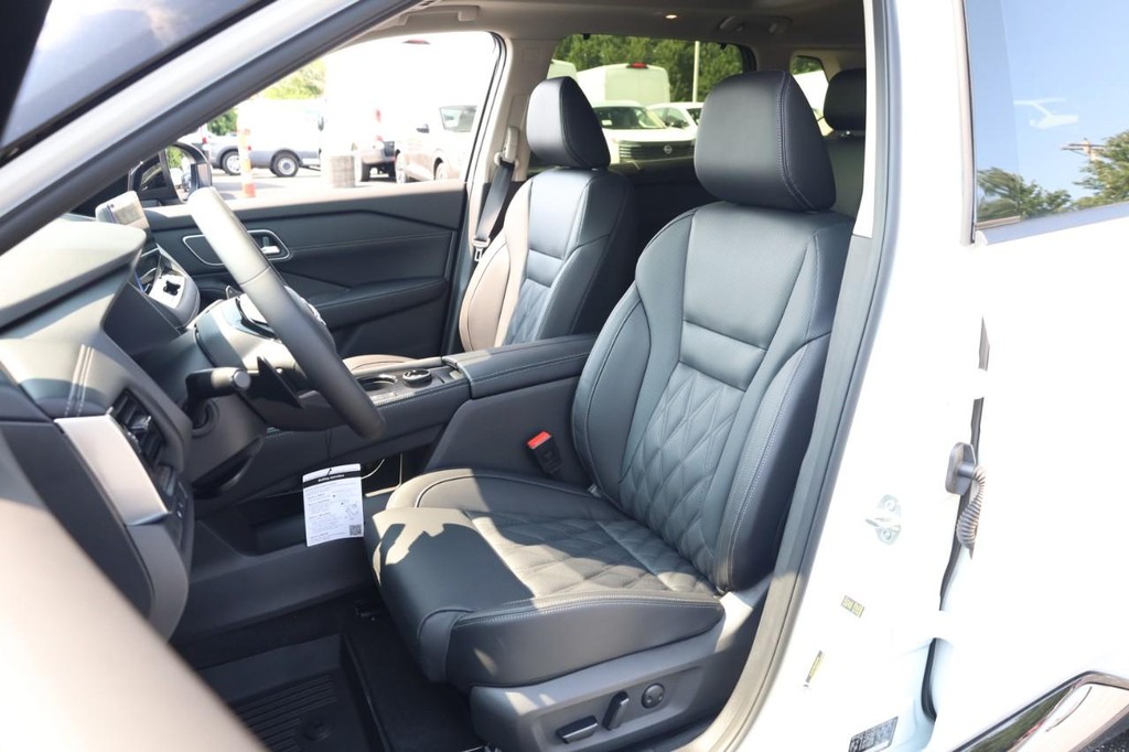 Nissan Rogue Vehicle Full-screen Gallery Image 8