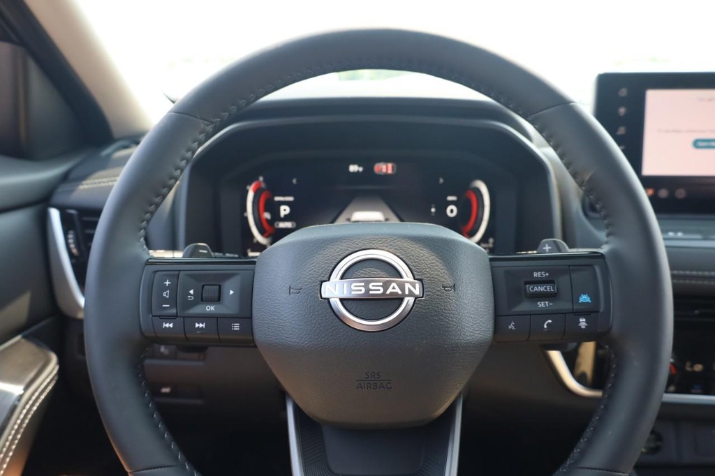 Nissan Rogue Vehicle Full-screen Gallery Image 9