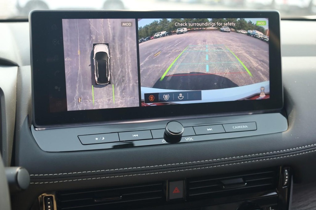 Nissan Rogue Vehicle Full-screen Gallery Image 12