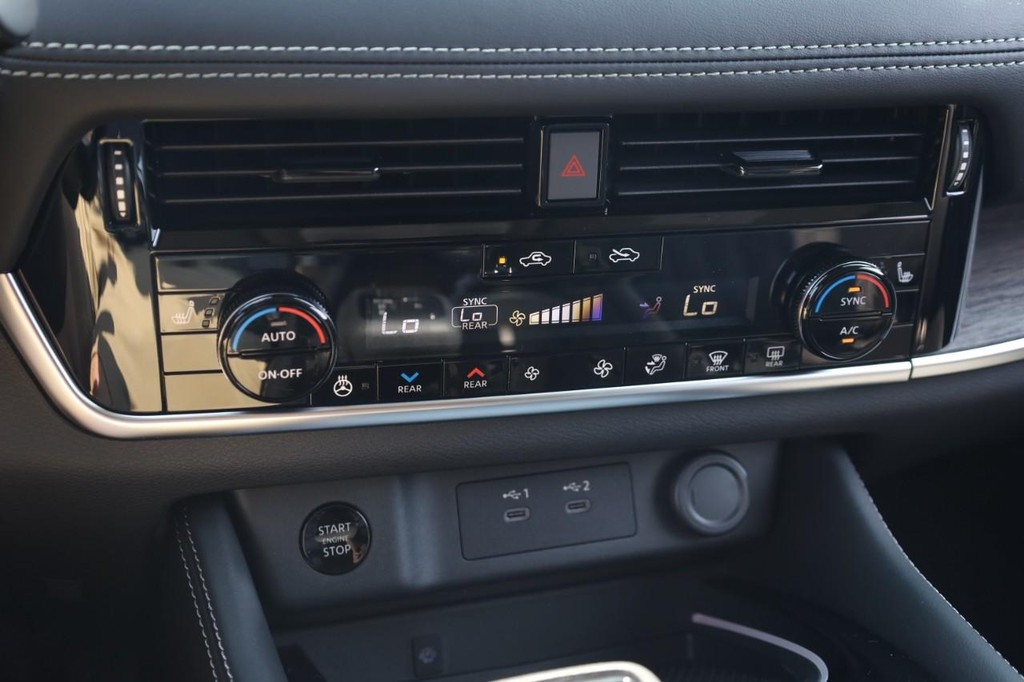 Nissan Rogue Vehicle Full-screen Gallery Image 13