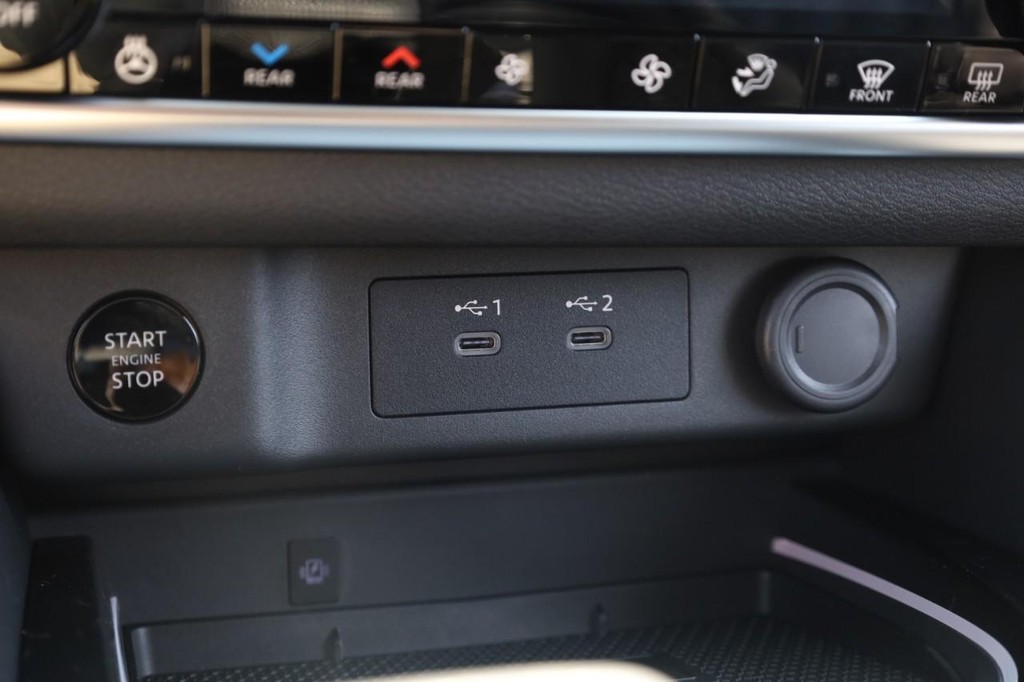 Nissan Rogue Vehicle Full-screen Gallery Image 14