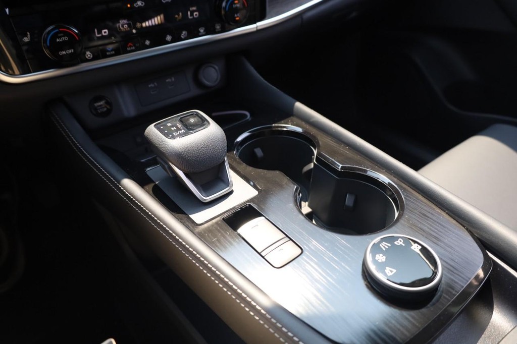 Nissan Rogue Vehicle Full-screen Gallery Image 15
