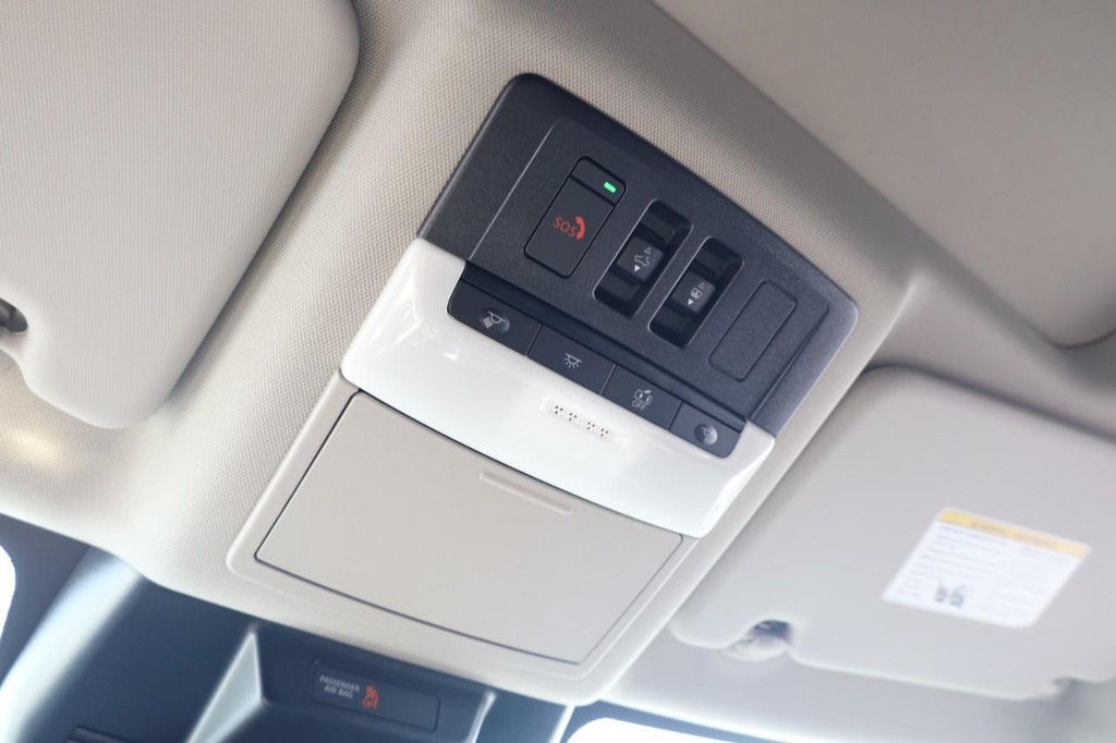 Nissan Rogue Vehicle Full-screen Gallery Image 16