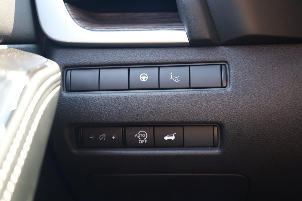 Nissan Rogue Vehicle Full-screen Gallery Image 18