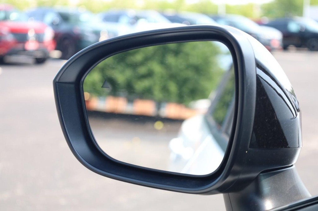 Nissan Rogue Vehicle Full-screen Gallery Image 19