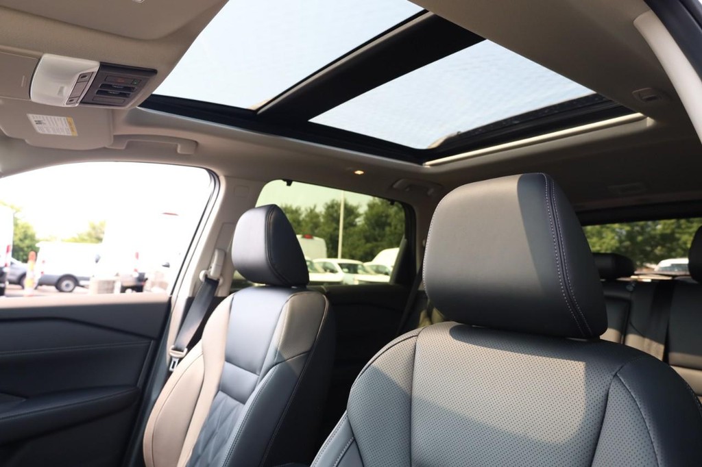 Nissan Rogue Vehicle Full-screen Gallery Image 20