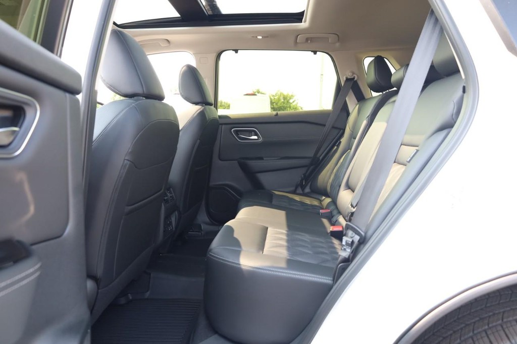 Nissan Rogue Vehicle Full-screen Gallery Image 21