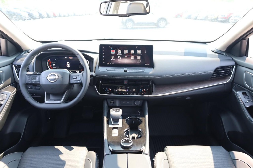 Nissan Rogue Vehicle Full-screen Gallery Image 22