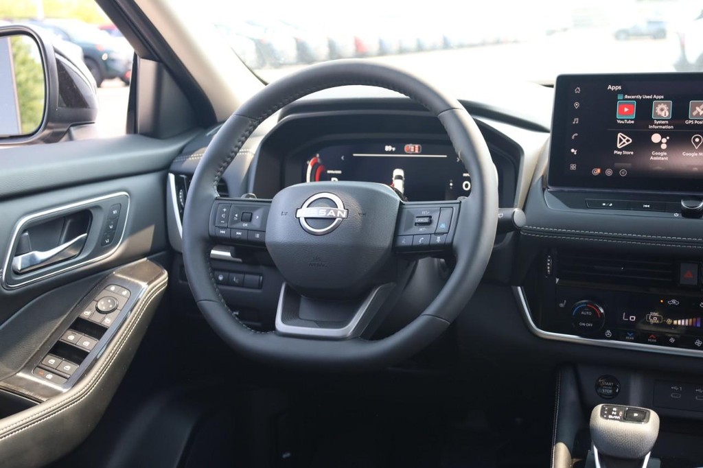 Nissan Rogue Vehicle Full-screen Gallery Image 23
