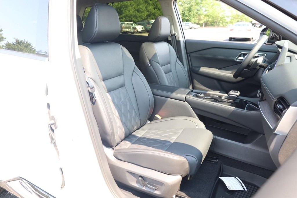 Nissan Rogue Vehicle Full-screen Gallery Image 24