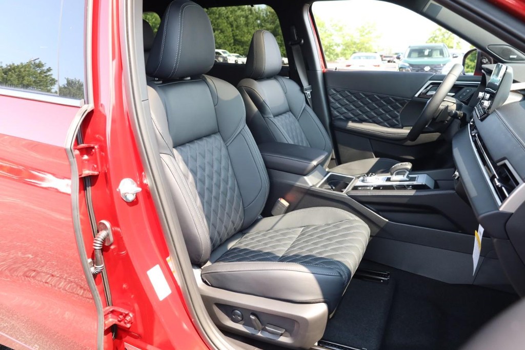 Nissan Rogue Plug-In Hybrid Vehicle Full-screen Gallery Image 24