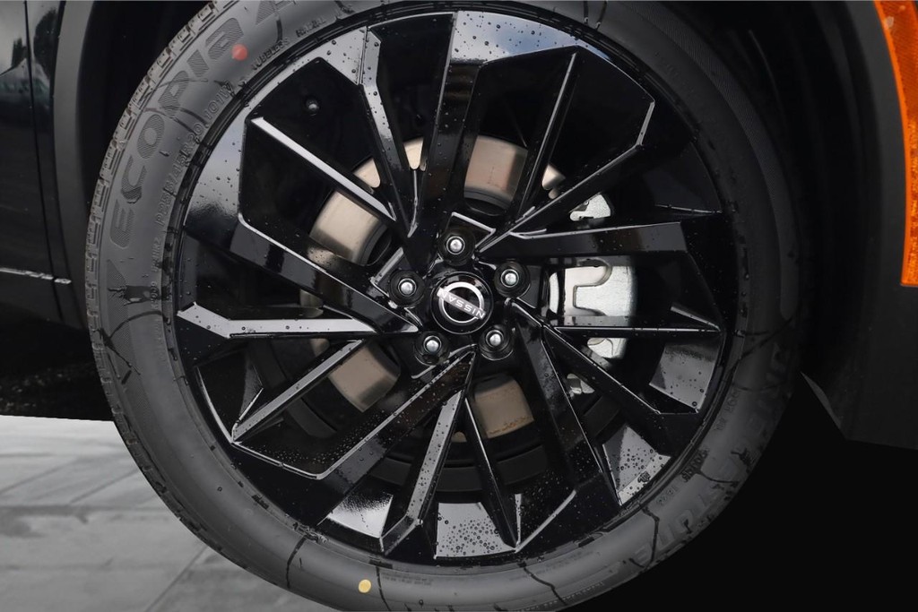 Nissan Rogue Plug-In Hybrid Vehicle Full-screen Gallery Image 3