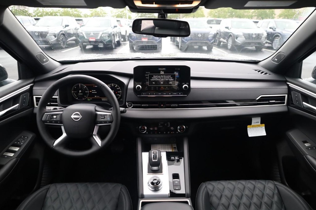 Nissan Rogue Plug-In Hybrid Vehicle Full-screen Gallery Image 7