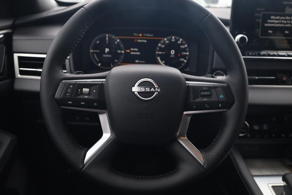 Nissan Rogue Plug-In Hybrid Vehicle Full-screen Gallery Image 8