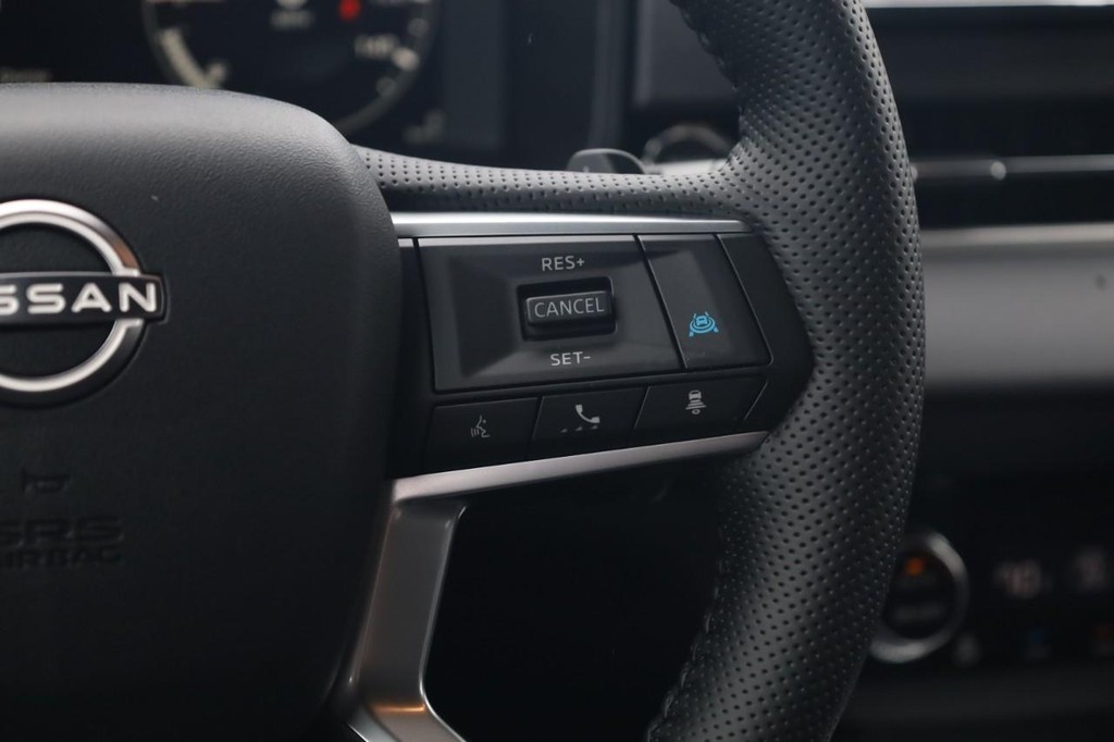 Nissan Rogue Plug-In Hybrid Vehicle Full-screen Gallery Image 9