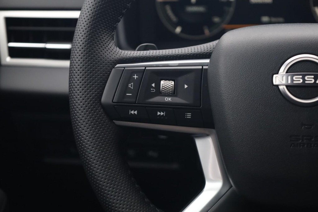 Nissan Rogue Plug-In Hybrid Vehicle Full-screen Gallery Image 10