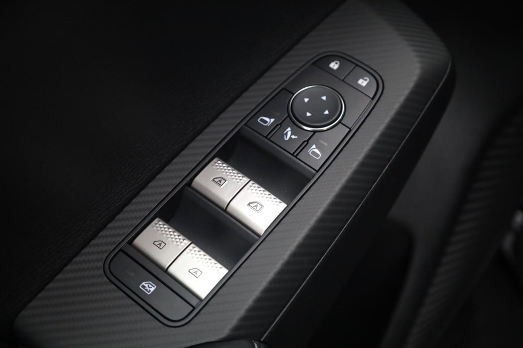 Nissan Rogue Plug-In Hybrid Vehicle Full-screen Gallery Image 11