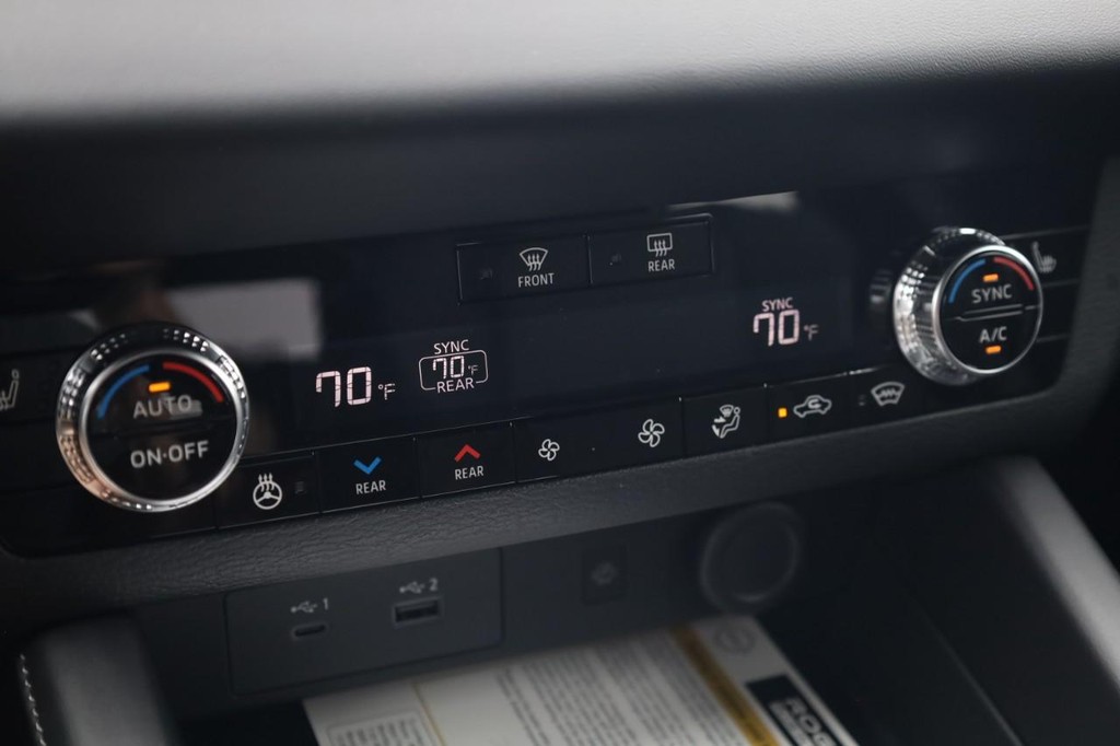 Nissan Rogue Plug-In Hybrid Vehicle Full-screen Gallery Image 16