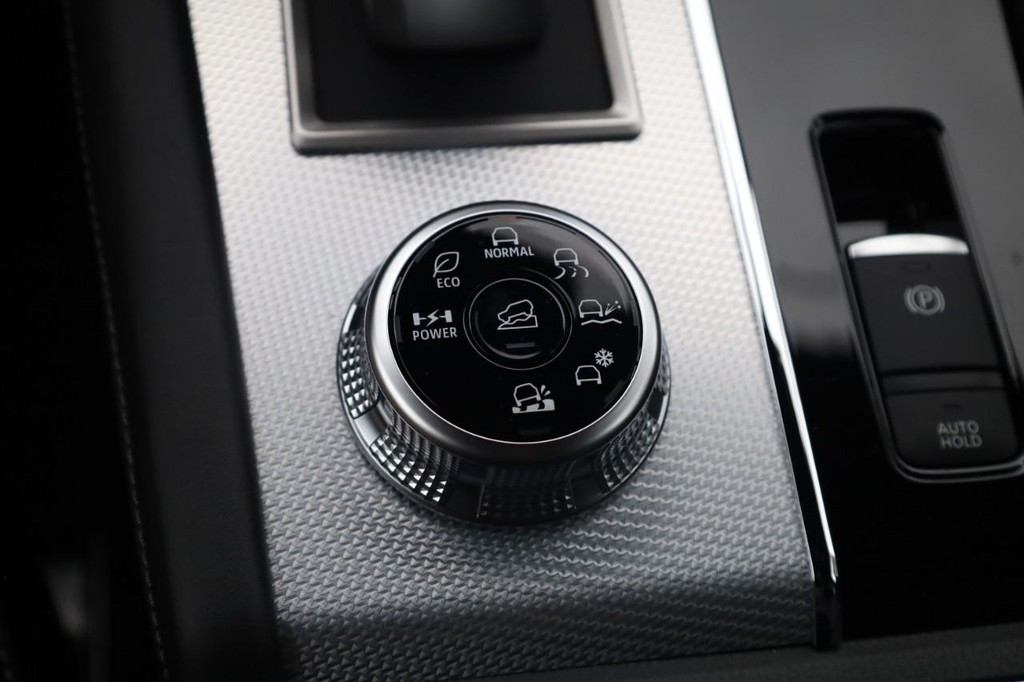 Nissan Rogue Plug-In Hybrid Vehicle Full-screen Gallery Image 18