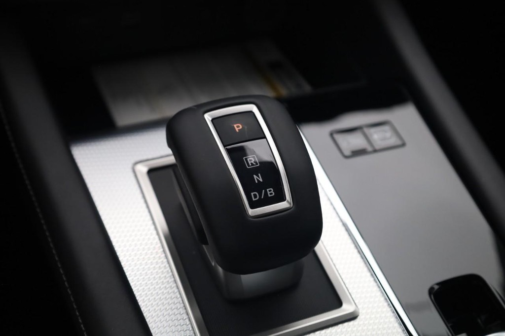 Nissan Rogue Plug-In Hybrid Vehicle Full-screen Gallery Image 19
