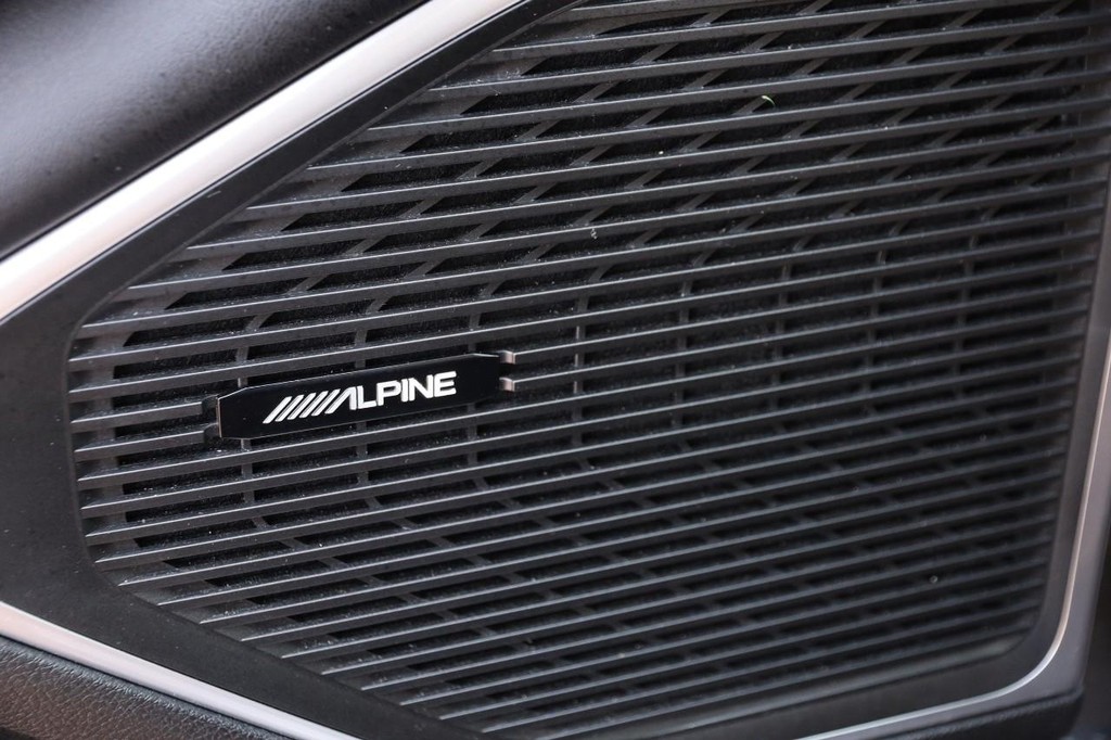 Jeep Wagoneer Vehicle Image 24