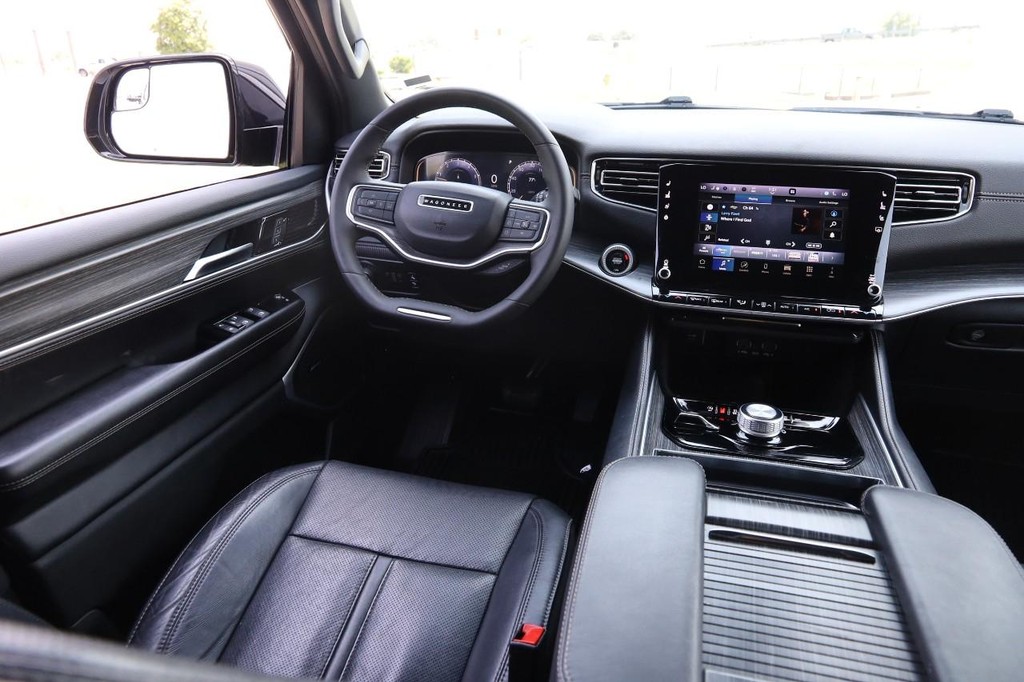Jeep Wagoneer Vehicle Image 26